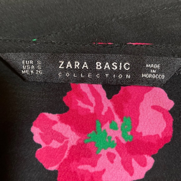 Zara women’s short sleeve wrap front blouse. Pink roses on black background. - Picture 6 of 6